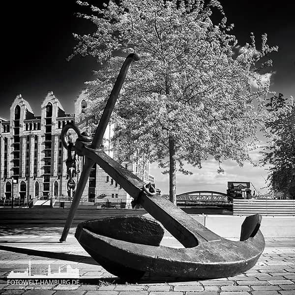 Hamburg Bild auf Leinwand in schwarzweiss - Anker und Maritimes Museum