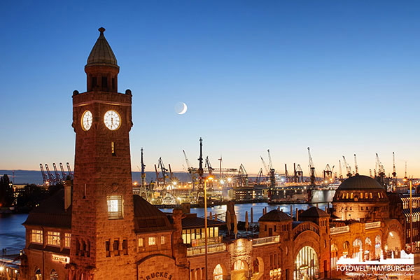 Hamburg Wandbilder- Blaue Stunde an den Landungsbrücken - auf Leinwand, Acrylglas, Poster