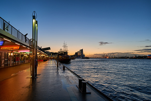Tagesanbruch - Hamburg Bild auf Leinwand 