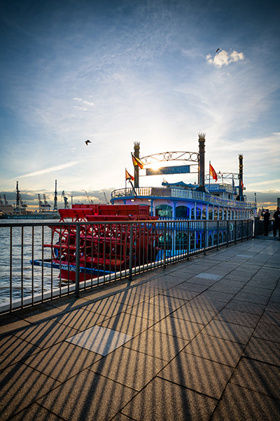 Lichtstimmung an den Landungsbrücken - Hamburg Bild auf Leinwand, Acrylglas oder als Poster