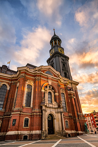 Michel im Sonnenuntergang - Hamburg Fotokunst auf Leinwand, Acrylglas oder als Poster