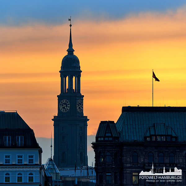 Hamburg Michel bei Sonnenuntergang - Bild auf Leinwand, Acrylglas, Poster, Alu-Dibond