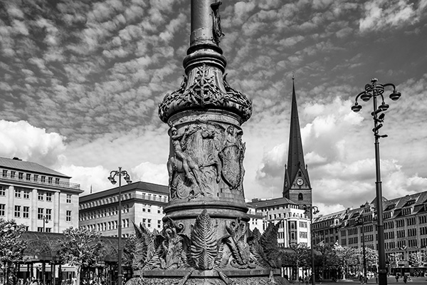 Hamburg Am Rathausmarkt - Bild auf Leinwand oder Acrylglas in schwarzweiß