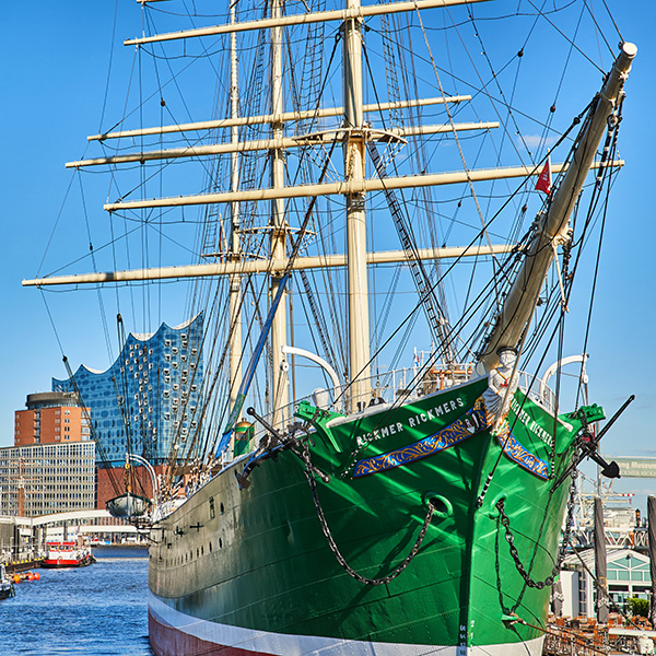 Rickmer Rickmers und Elbphilharmonie - Bild auf Leinwand 
