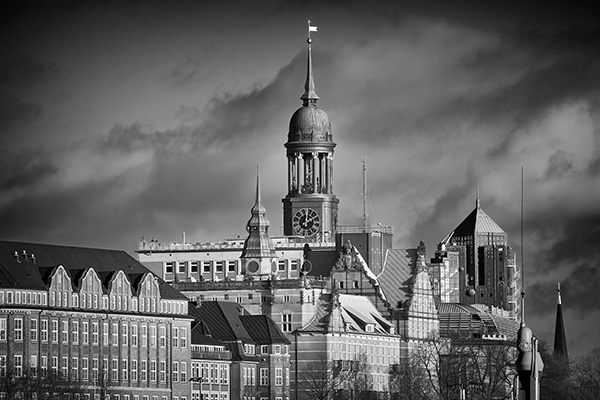Blick auf den Michel in schwarzweiß - Hamburg Wandbild auf Leinwand, Acrylglas oder als Poster