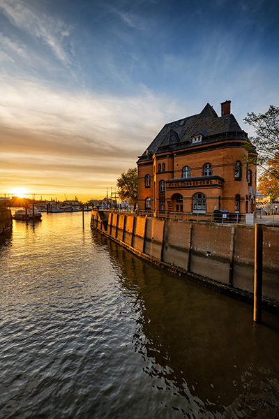 Sonnenuntergang an der Hafenpolizeiwache - Hamburg Landungsbrücken Bild auf Leinwand, Acrylglas oder als Poster