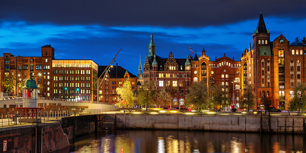 Blaue Stunde am Brooktorhafen - Bild von der Speicherstadt auf Leinwand, Acrylglas oder als Poster