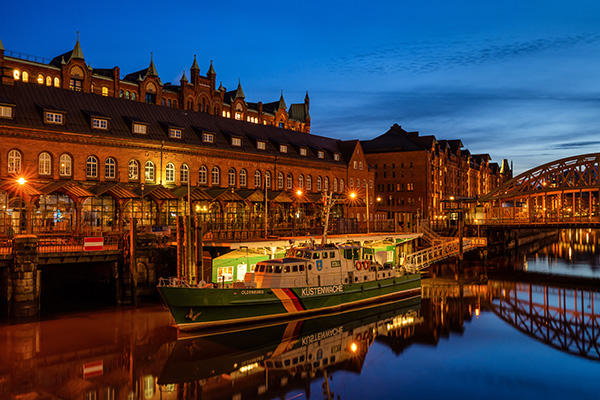Blaue Stunde am Zollmuseum - Hamburg Speicherstadt Bild in Hamburg auf Leinwand, Acrylglas oder als Poster
