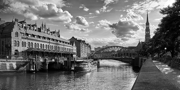 Hamburg Speicherstadt Am Zollmuseum Schwarzweißaufnahme - Bild auf Leinwand