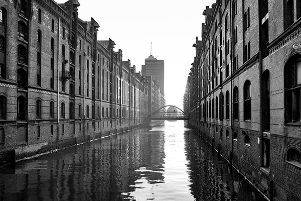 Kehrwiederfleet in der Speicherstadt in schwarzweiss - Bild auf Leinwand, Acrylglas, Alu-Dibond
