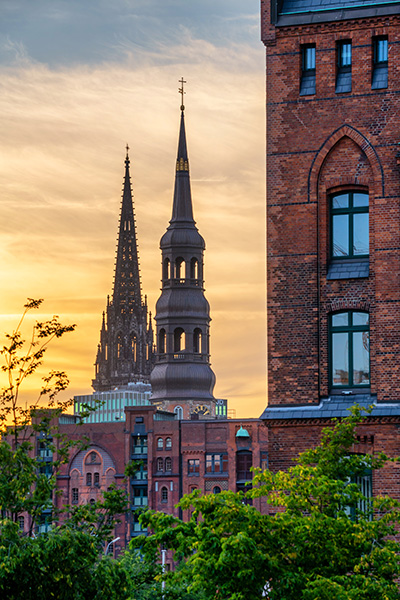 Blick auf die Türme der Nikolaikirche und der Katharinenkirche - Hamburger Bild auf Leinwand, Acrylglas oder als Poster