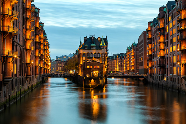 Wasserschloß zur blauen Stunde - Hamburg Wandbild auf Leinwand, Acrylglas oder als Poster