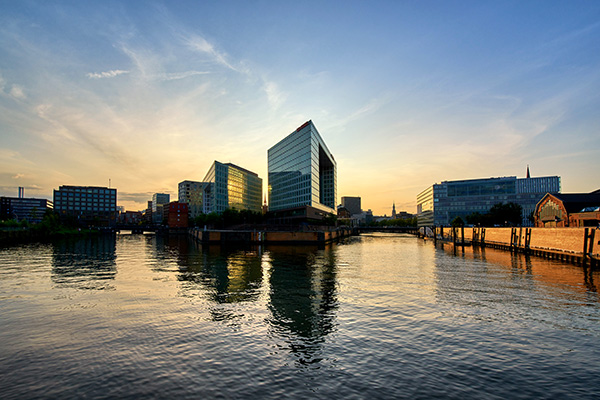 Hamburg Hafencity, Abend an der Ericusspitze - Bild auf Leinwand, Acrylglas, Alu-Dibond