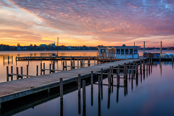 Stiller Abend an der Alster - Hamburg Bild auf Leinwand, Acrylglas oder als Poster