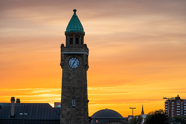 Sonnenuntergang hinter dem Pegelturm - Bild von den Landungsbrücken Leinwand, Acrylglas oder als Poster