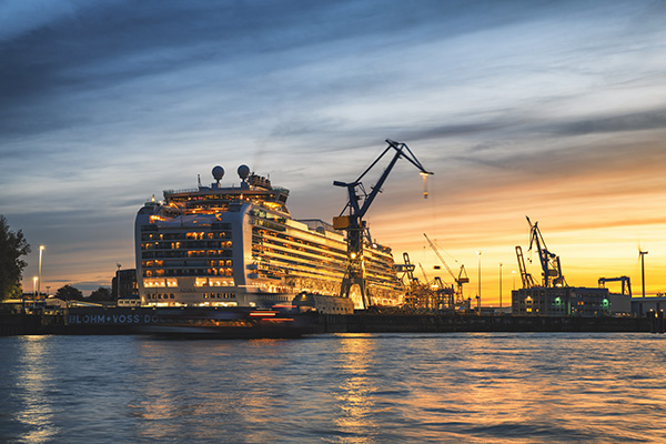 Abendlicht an den Docks - Bild vom Hamburger Hafen auf Leinwand, Acrylglas oder als Poster