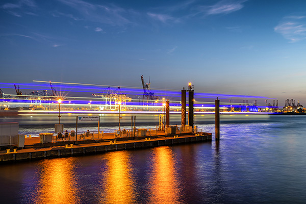 Blaue Schiffslichter - Hamburg Wandbild auf Leinwand, Acrylglas oder als Poster
