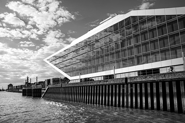 Blick auf das Dockland - Hamburgbild in schwarzweiß auf Leinwand, Acrylglas oder als Poster