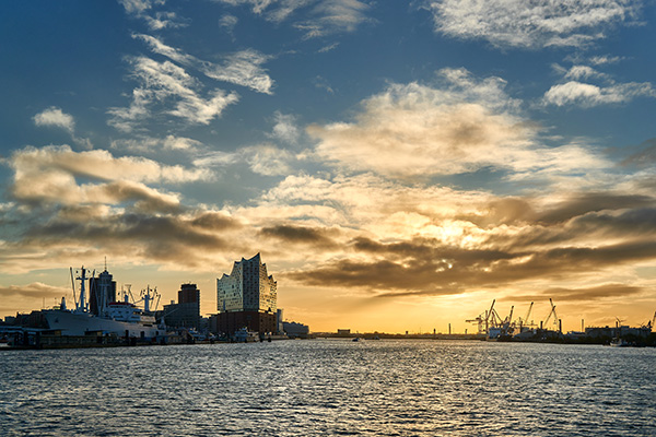 Hamburg Sonnenaufgang hinter der Elbphilharmonie - Bild auf Leinwand