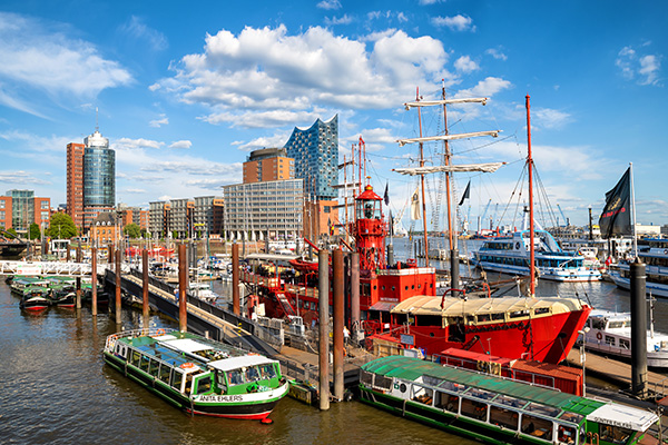 Feuerschiff und Elbphilharmonie - Hamburg Landungsbrücken Bild auf Leinwand, Acrylglas, Akustikbild oder als Poster