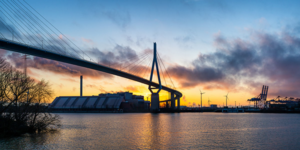 Köhlbrandbrücke bei Sonnenuntergang - Hamburger Hafen Bild auf Leinwand, Acrylglas oder als Poster