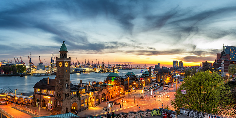 Abendleuchten II - Hamburg Landungsbrücken Bild auf Leinwand, Acrylglas oder als Poster