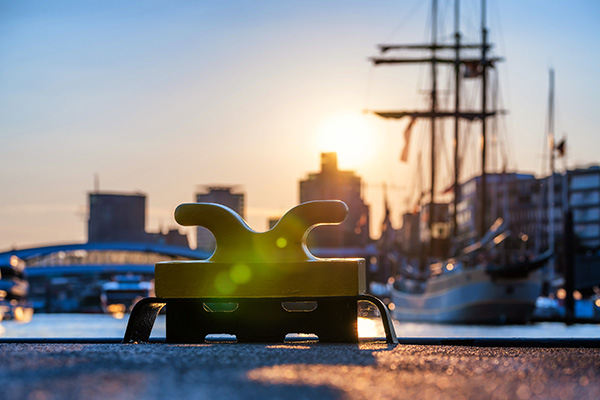 Maritimes Licht - Hamburger Hafen Wandbild auf Leinwand, Acrylglas, Akustikbild oder als Poster