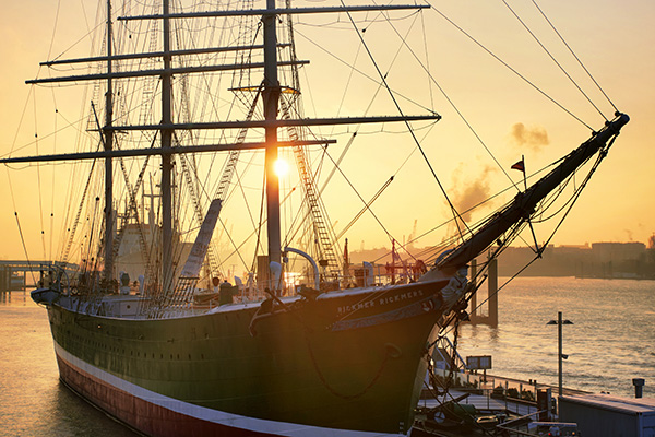 Sonnenaufgang hinter der Rickmer Rickmers - Bild auf Leinwand, Alu-Dibond oder Acrylglas 