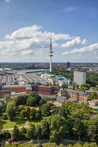 Blick auf den Fernsehturm - Hamburg City Bild auf Leinwand, Acrylglas, Akustikbild oder als Poster