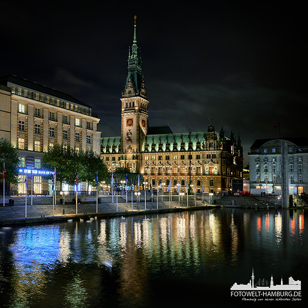 Hamburger Rathaus bei Nacht - Bild auf Leinwand, Acrylglasbild, Poster, Fotodrucke in Galeriequalität 