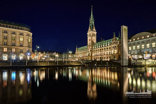 Hamburger Rathaus bei Nacht - Bild auf Leinwand 