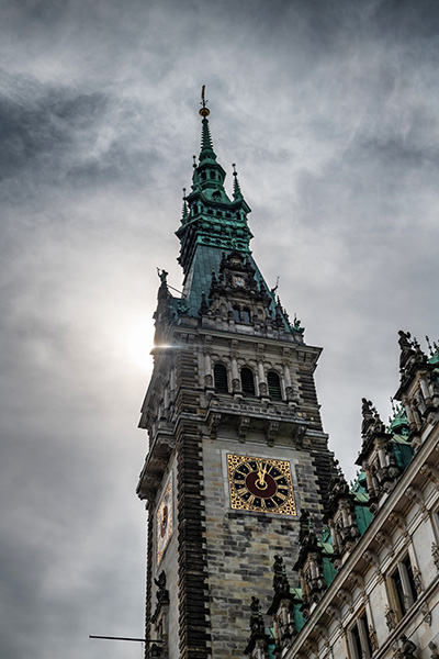 Hamburger Rathaus im Gegenlicht - Hamburg Wandbild im Hochformat auf Leinwand, Acrylglas, Akustikbild oder als Poster