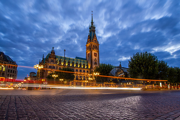Hamburger Rathaus zur blauen Stunde - Hamburgbild auf Leinwand, Acrylglas oder als Poster