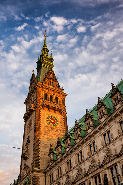 Hamburger Rathaus im Abendlicht - Hamburgbild auf Leinwand, Acrylglas oder als Poster