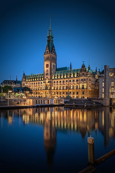 Hamburger Rathaus zur blauen Stunde - Hamburg Bild als hochwertiger Druck auf Leinwand, Acrylglas oder als Poster