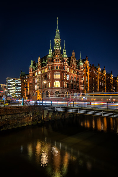 Bei St. Annen zur blauen Stunde - Hamburg Speicherstadt Bild auf Leinwand, Acrylglas oder als Poster