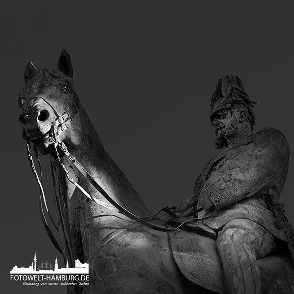 Hamburg Bild auf Leinwand in schwarzweiss - Kaiser Wilhelm Denkmal in Hamburg Altona