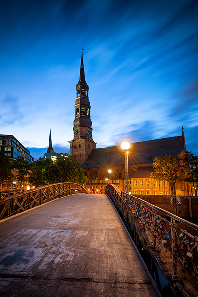 St. Katharinen zur blauen Stunde - Hamburg Wandbild auf Leinwand, Acrylglas, Akustikbild oder als Poster
