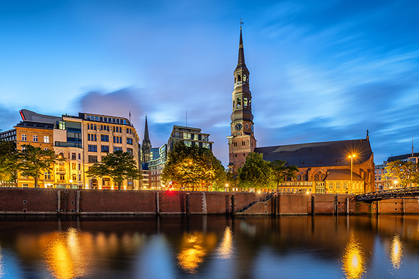 Katharinenkirche zur blauen Stunde - Hamburg Landungsbrücken Bild auf Leinwand, Acrylglas, Akustikbild oder als Poster