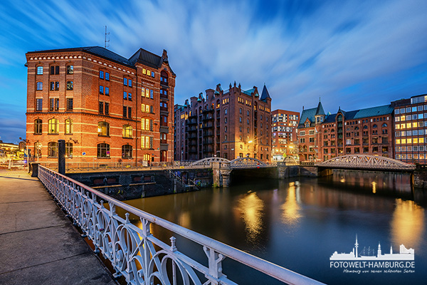 Blaue Stunde am Kleinen Fleet - Speicherstadt Bild auf Leinwand, Acrylglas oder als Poster