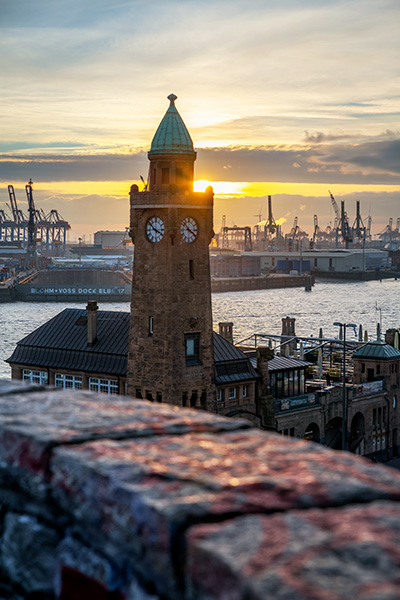 Landungsbrücken im Abendlicht - Hamburg Bild auf Leinwand, Acrylglas, Akustikbild oder als Poster
