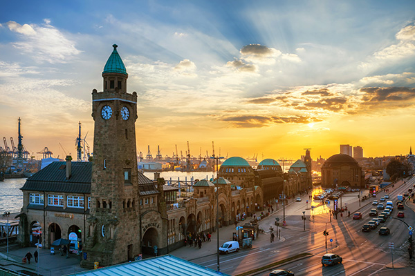 Abendsonne an den Landungbrücken - Hamburg Wandbild auf Leinwand, Acrylglas, Akustikbild oder als Poster