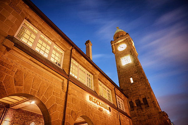 Landungsbrücken Pegelturm bei Nacht - Bild auf Leinwand 