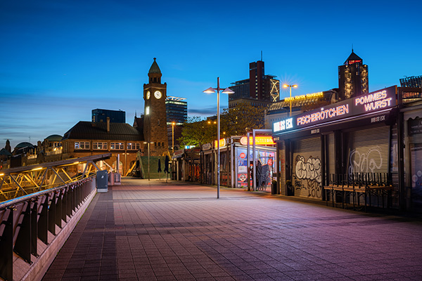 Hamburg Landungsbrücken bei Nacht - Bild auf Leinwand oder Acrylglas