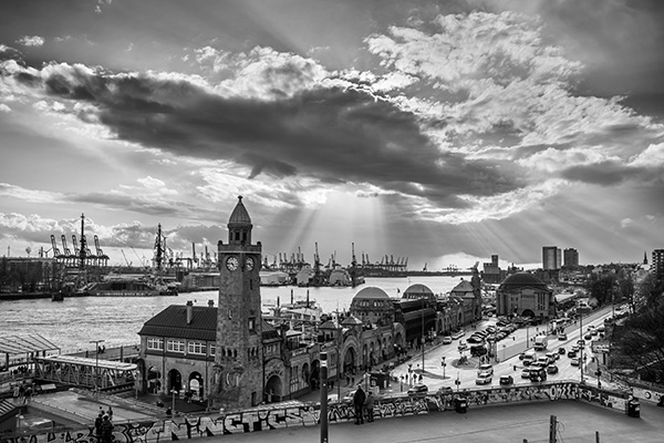 Landungsbrücken und Hafen in schwarzweiß - Hamburg Wandbild auf Leinwand, Acrylglas, Akustikbild oder als Poster