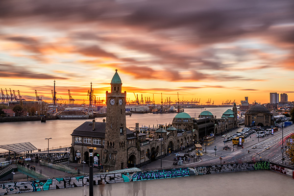 Traumhafter Ausblick - Hamburg Landungbrücken Wandbild auf Leinwand, Acrylglas, Akustikbild oder als Poster