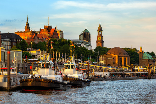 Schlepper und Michel - Hamburg Landungsbrücken Wandbild auf Leinwand, Acrylglas, Akustikbild oder als Poster