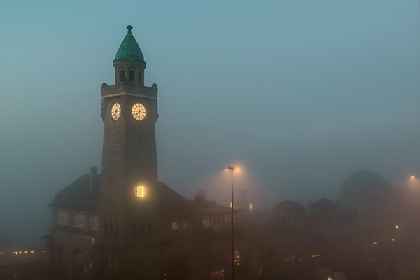 Landungsbrücken im Nebel - Hamburg Bild auf Leinwand, Acrylglas oder als Poster