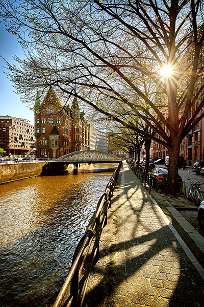 Leuchtende Schatten - Hamburg Speicherstadt Bild auf Leinwand, Acrylglas, Akustikbild oder als Poster