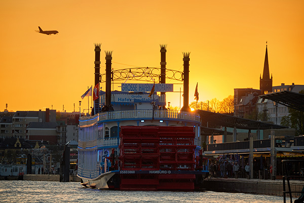 Hamburg Sonnenuntergang hinter der Louisiana Star - Bild auf Leinwand